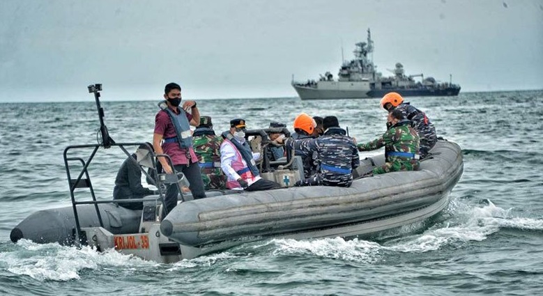 Tim SAR menemukan serpihan dan bagian tubuh korban Sriwijaya AIr SJ182. (Foto: Antara)