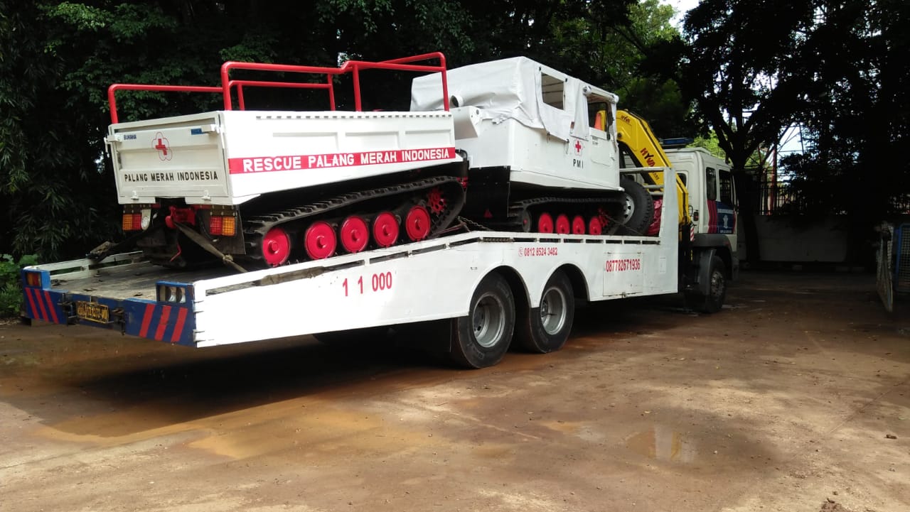 Kendaraan Hagglund dikerahkan untuk membantu banjir bandang dan tanah longsor di Dusun Bojong Kondang, Desa Cihanjuang, Kecamatan Cimanggung, Kabupaten Sumedang. (Foto: Dok. PMI)