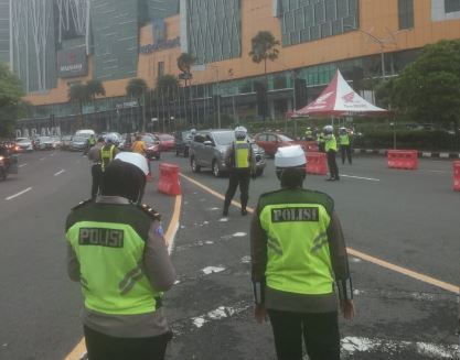 petugas Satlantas Polrestabes Surabaya terlihat terjaga di check point Bundaran Waru-Mal Cito, Surabaya, Jawa Timur, Senin 11 Januari 2021. (Foto: Istimewa)