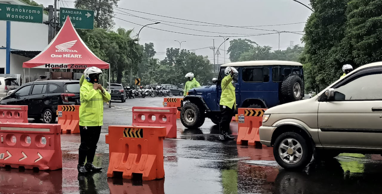 Petugas gabungan yang tengah berjaga di Bundaran Waru (Foto: Andhi Dwi/Ngopibareng.id)