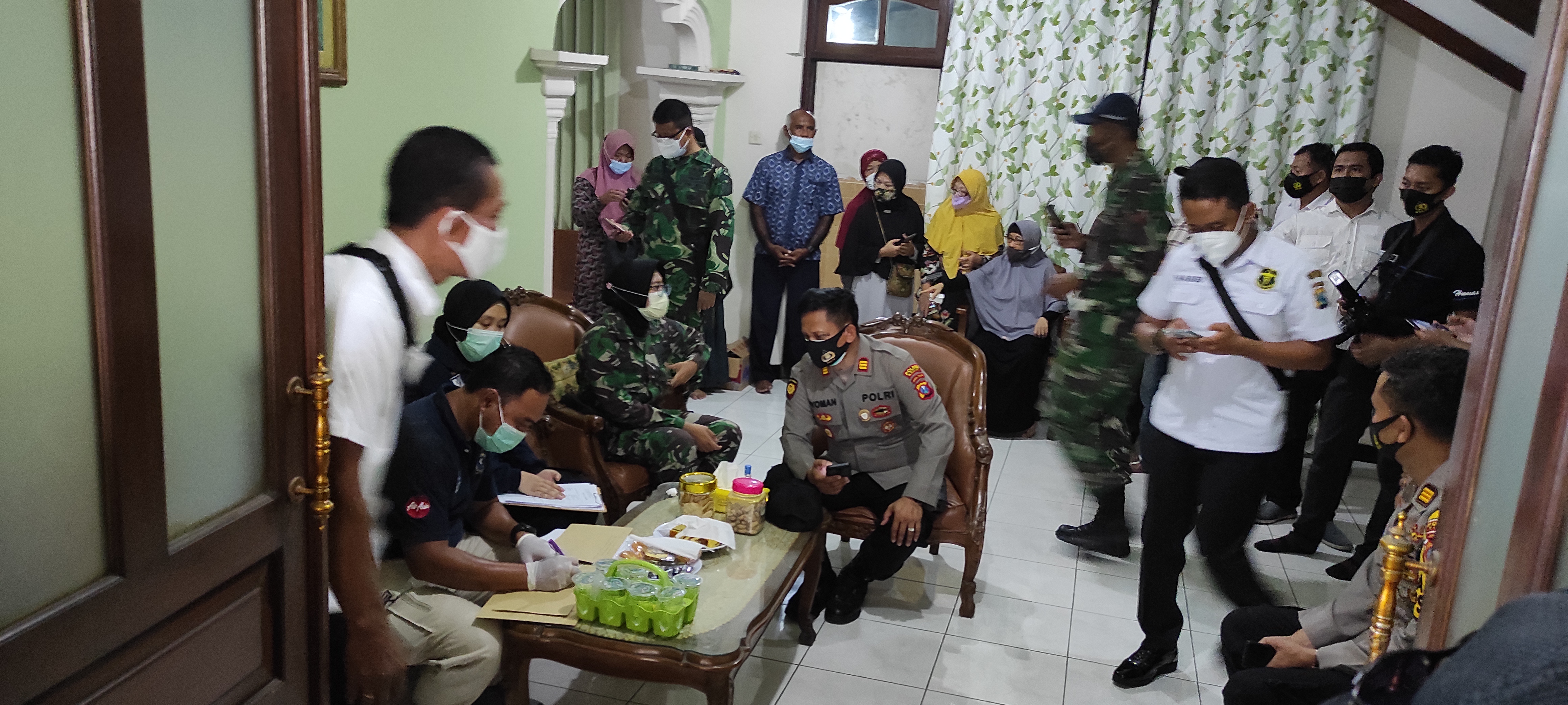 Tim DVI Biddokes Polda Jatim ambil sampel DNA (Foto: Fendhy Plesmana/Ngopibareng.id)