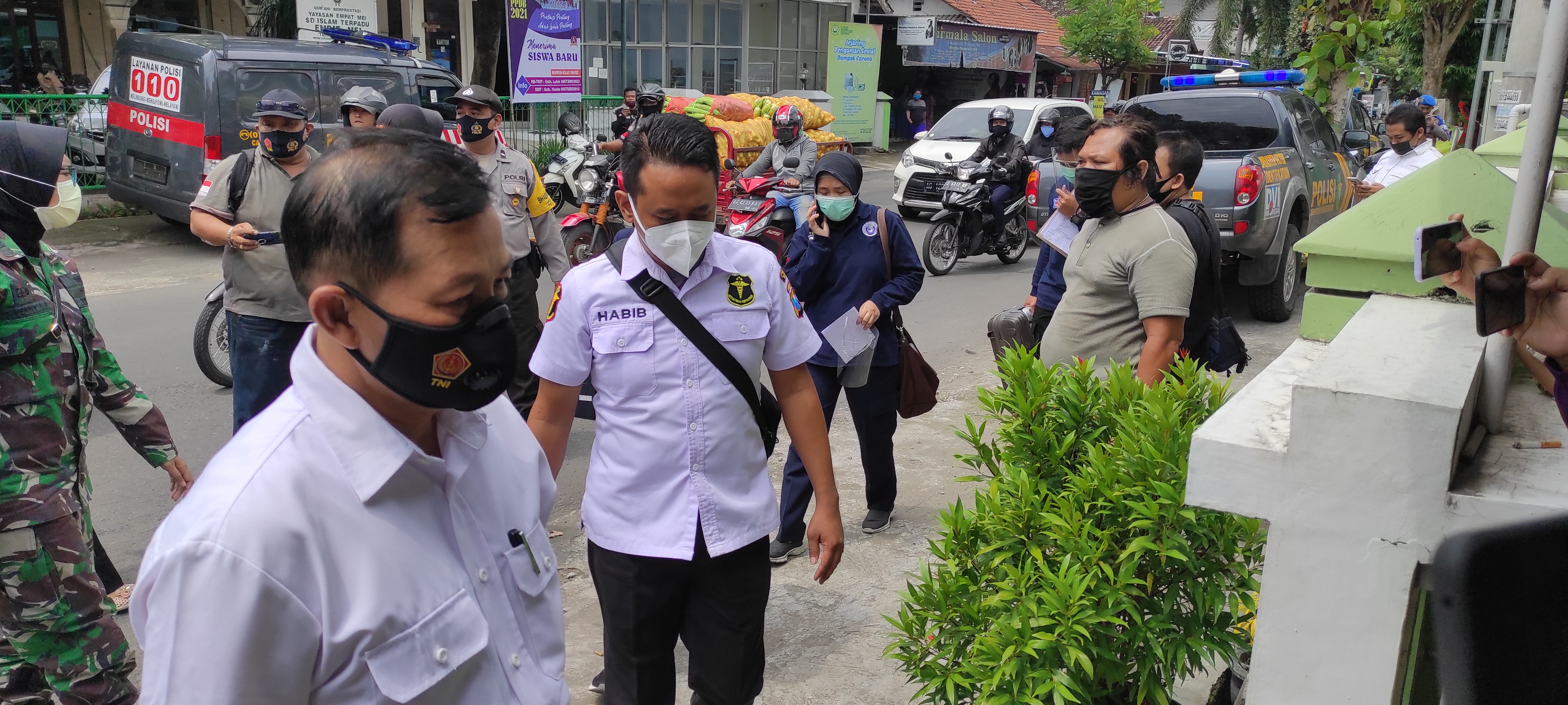 Tim DVI Biddokes Polda Jatim ambil sampel DNA (Foto: Fendhy Plesmana/Ngopibareng.id) 