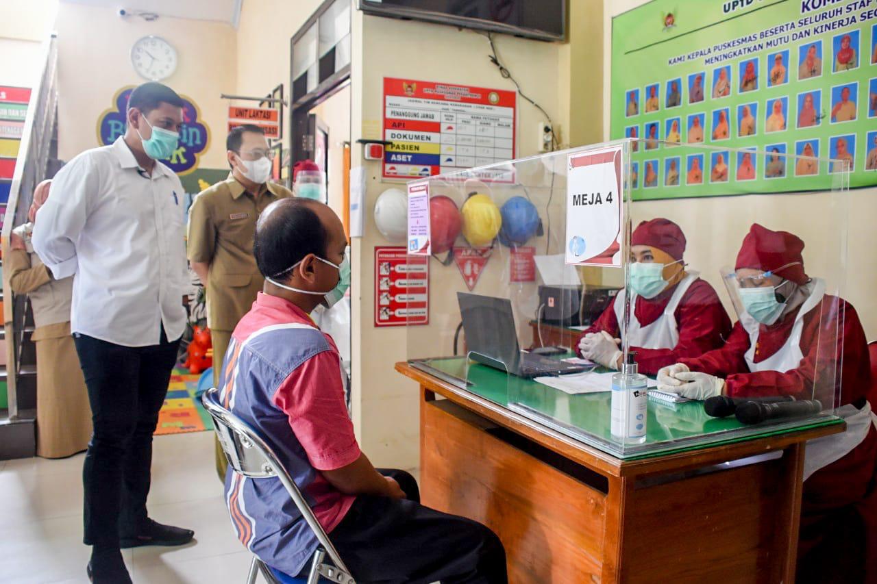 Walikota dan Kadinkes Kota Kediri meninjau kegiatan simulasi vaksinasi Covid-19. (Foto: Istimewa) 