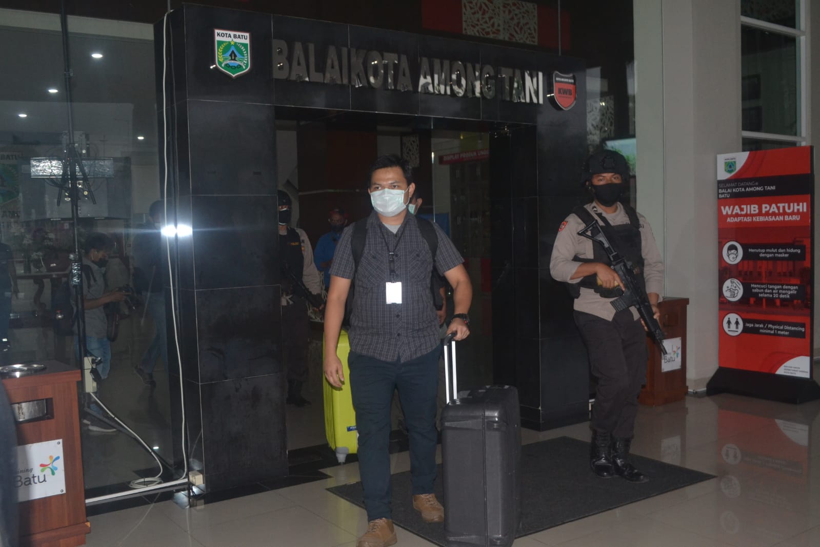 Penyidik KPK saat membawa sejumlah dokumen dari Balai Kota Among Tani, Kota Batu (Foto: istimewa)