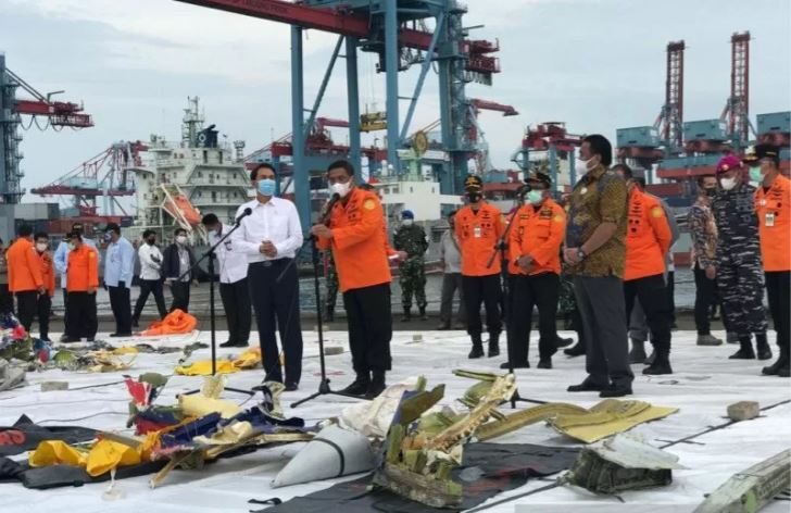 Konferensi pers temuan Basarnas dalam evakuasi korban kecelakaan pesawat bersama Wakil DPR RI Azis Syamsuddin dan Rachmat Gobel di dermaga JICT Tanjung Priok, Jakarta, Senin 11 Januari 2021. (Foto: Antara/Devi Nindy)