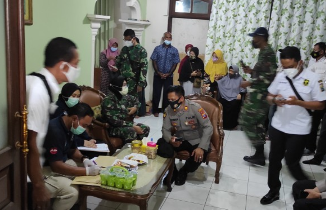 Tim DVI Biddokes Polda Jatim ambil sampel DNA (Foto: Fendhy Plesmana/Ngopibareng.id)