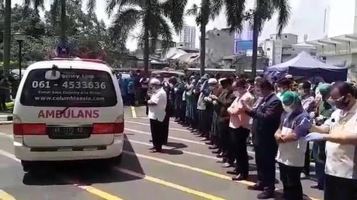 Jenazah di dalam ambulans sedang disalati. (Foto: Istimewa)