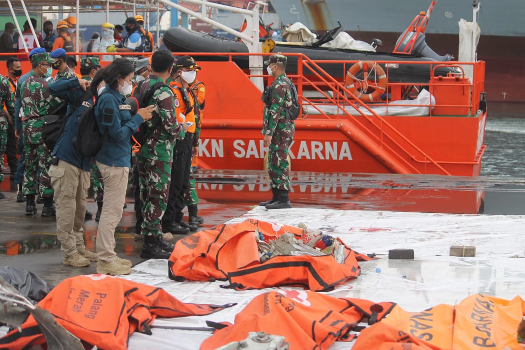 Hingga hari kelima jatuhnya pesawat Sriwijaya Air SJ182, Basarnas telah mengevakuasi 76 kantong jenazah yang berisi serpihan pesawat dan anggota tubuh korban. (Foto: Asmanu/Ngopibareng.id 