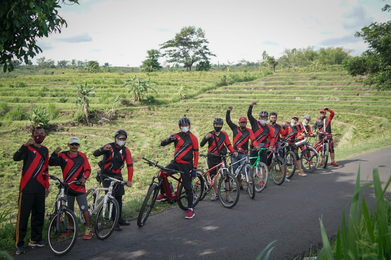 Komunitas sepeda "Nderek Bapak'e foto bareng di salah satu tempat wisata. (Foto: Istimewa)