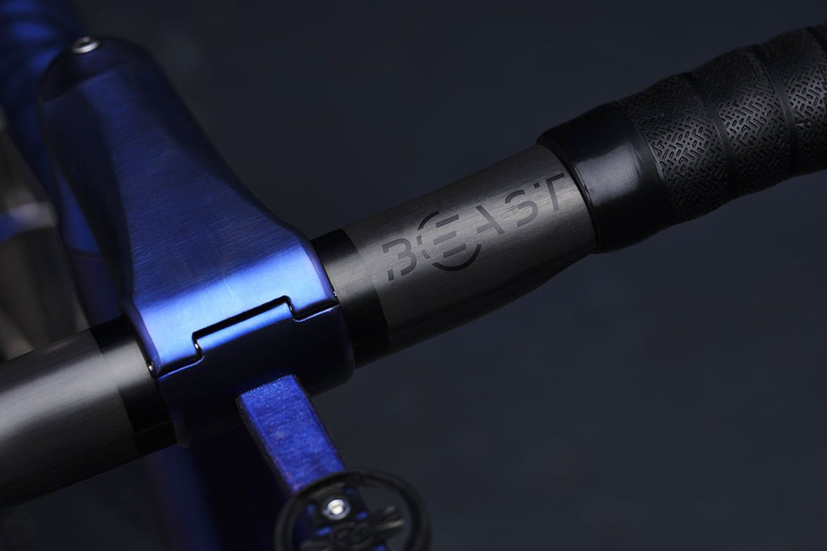 Stem dan dudukan cycling computer juga dibuat dari titanium 3D printing. (Foto: Istimewa)