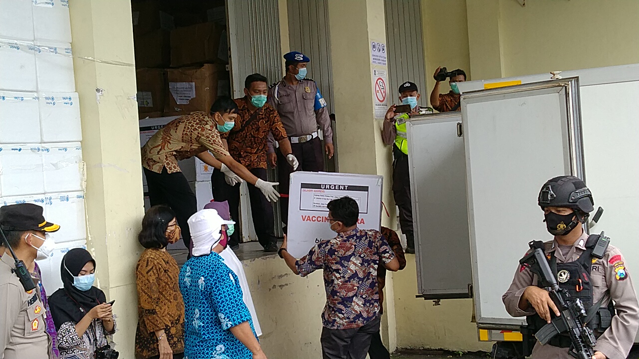 Petugas Dinkes Kota Surabaya melakukan pemindahan vaksin dari mobil box ke cold room di Gedung Farmasi Kesehatan, Surabaya, Rabu 13 Januari 2021. (Foto: Fariz Yarbo/Ngopibareng.id)