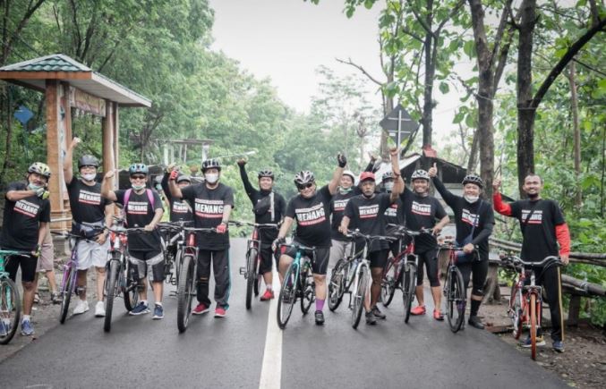 Komunitas sepeda "Nderek Bapak'e foto bareng di salah satu tempat wisata. (Foto: Istimewa)