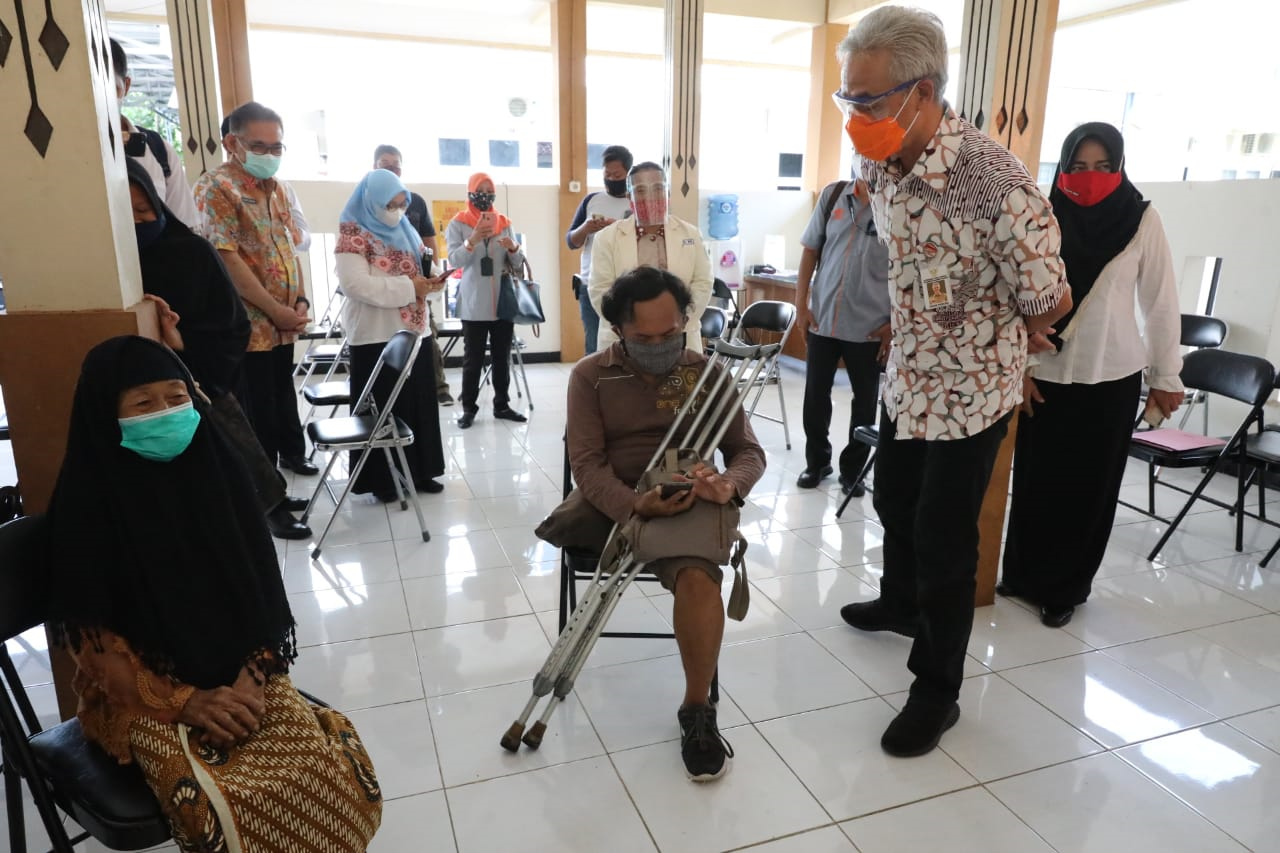 Gubernur Jawa Tengah Ganjar Pranowo saat memantau pelaksanaan pembagian BST di Kantor Kecamatan Banyumanik Kota Semarang, 13 Januari, 2021. (Foto: Istimewa)