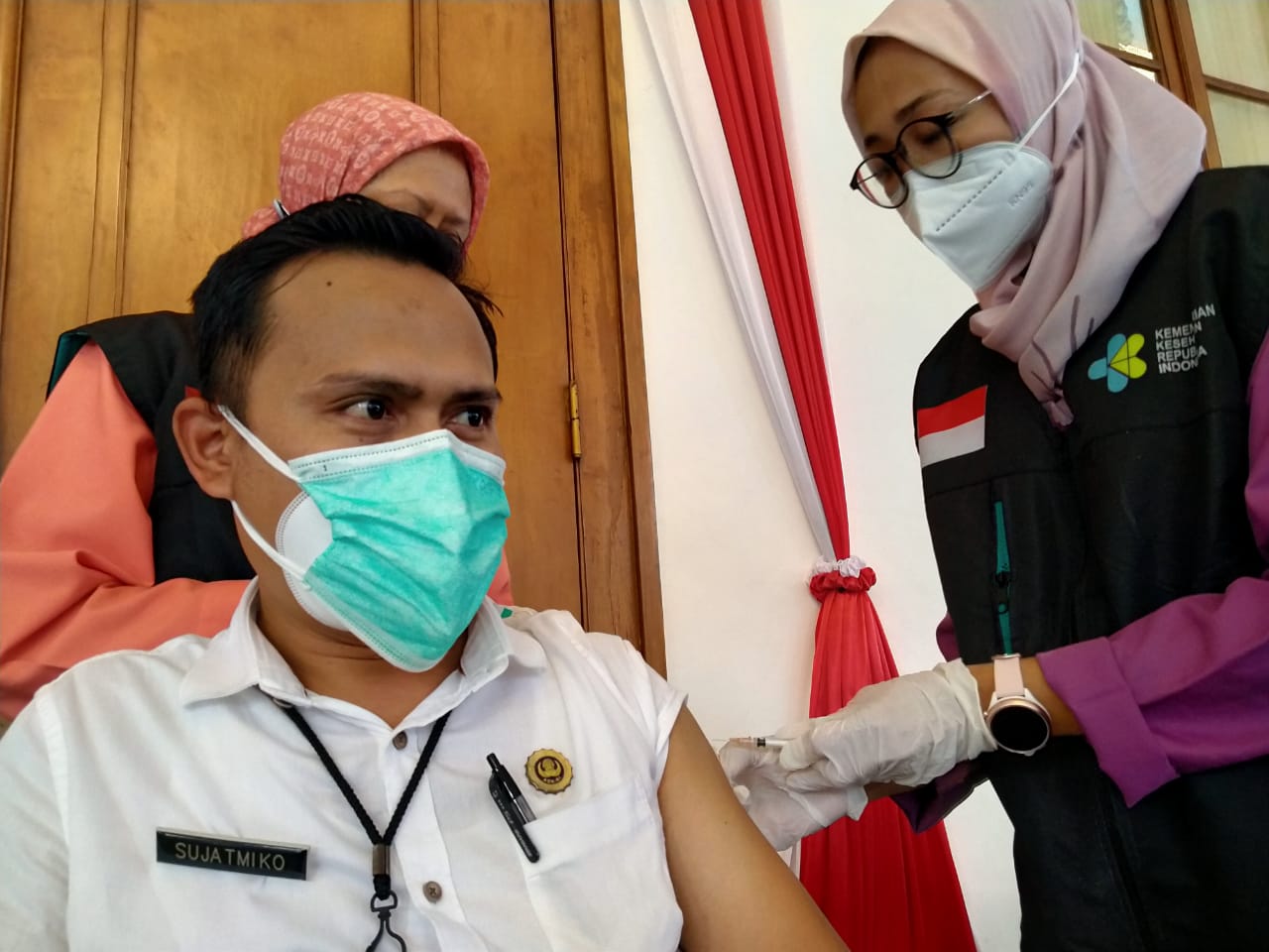 Petugas menjalani simulasi vaksinasi Covid-19 di Gedung Negara Grahadi, Surabaya, Rabu 13 Januari 2021. (Foto: Fariz Yarbo/Ngopibareng.id)
