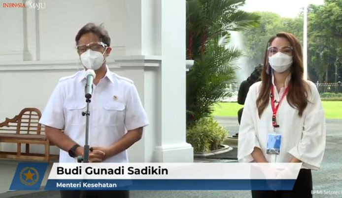 Menteri Kesehatan (Menkes) Budi Gunadi Sadikin berbincang dengan jubir pemerintah sekaligus selebriti, dokter Reisa Broto Asmoro. (Foto: YouTube Setpres)