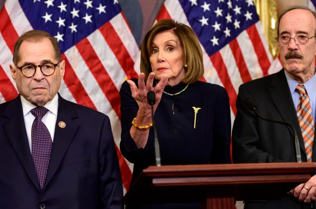 Ketua DPR AS Nancy Pelosi memimpin sidang, bersama elit politik di DPR AS dalam proses pemakzulan Presiden Donald Trump, Rabu 13 Januari 2021. (Foto: rtrs)