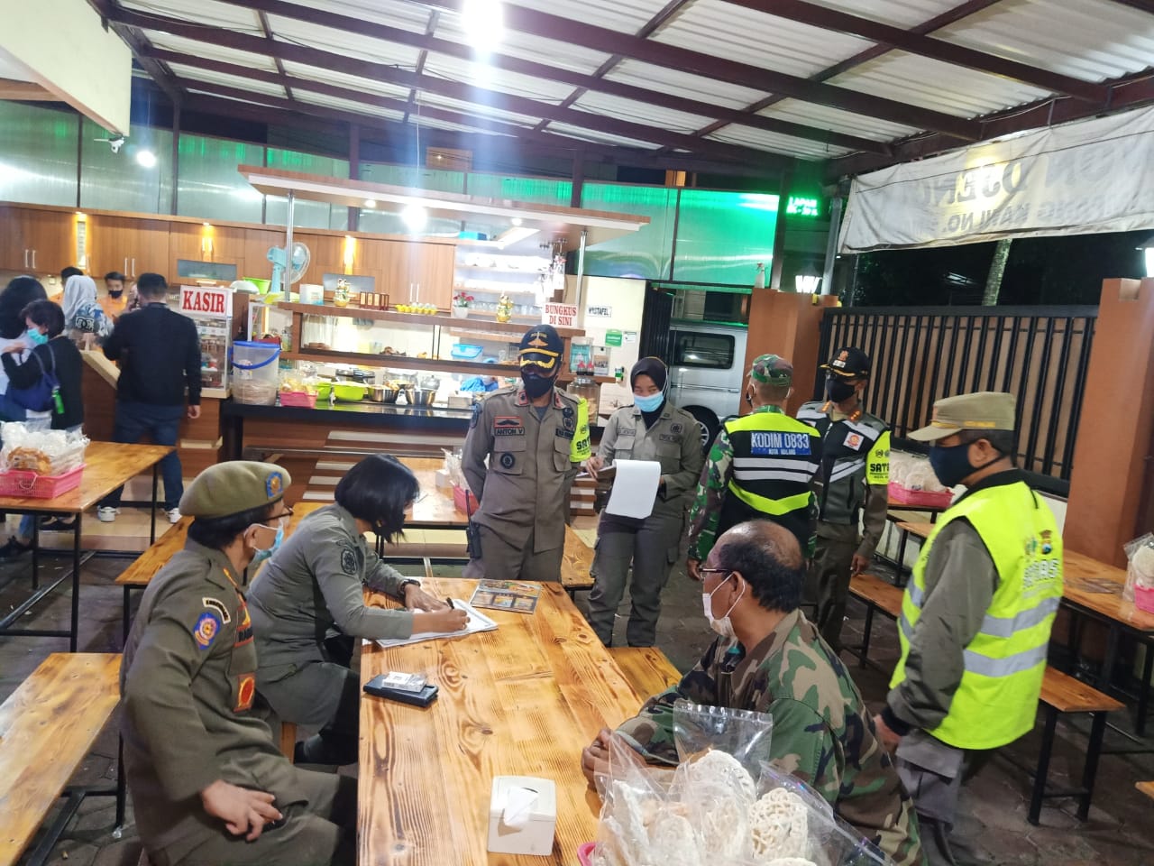 Satpol PP Kota Malang saat melakukan penindakan di salah satu warung makan (Foto: istimewa)