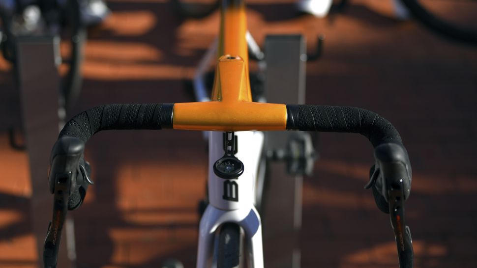 Handle bar dan stem intergrated BMC  beraksen emas. (Foto: Istimewa)