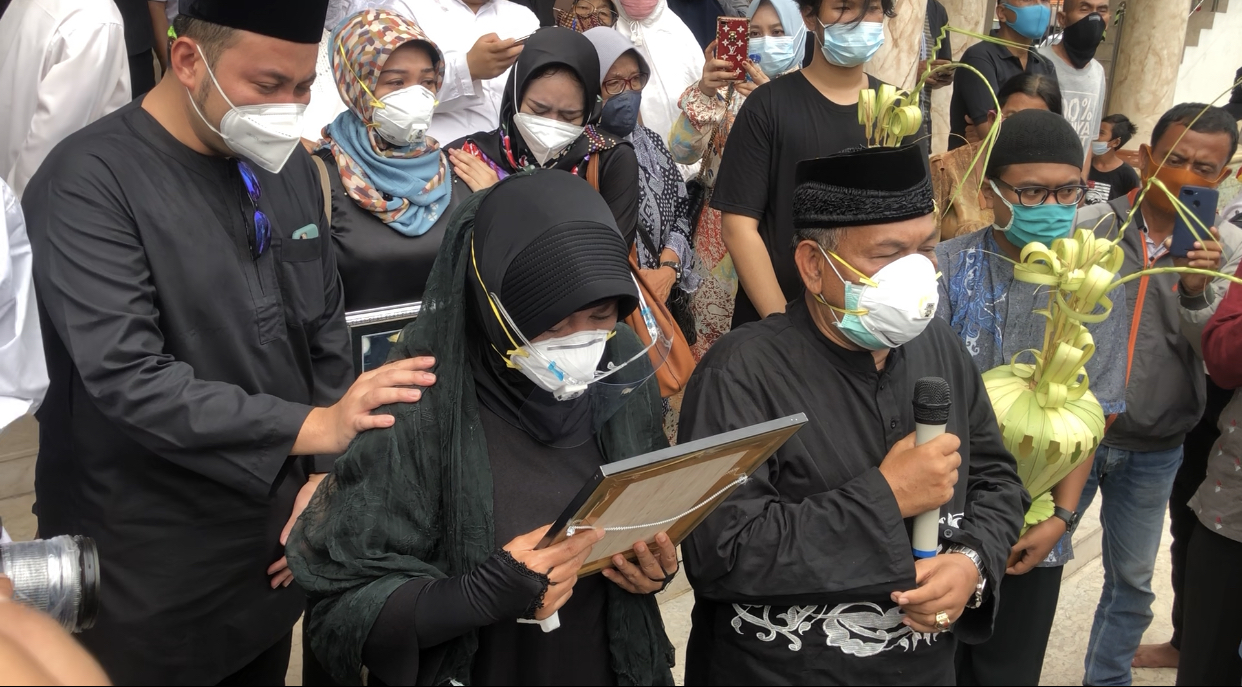 Ayah dan ibu Fadly, saat hendak menyolatkan jenazah almarhum (Foto: Andhi Dwi/Ngopibareng.id)