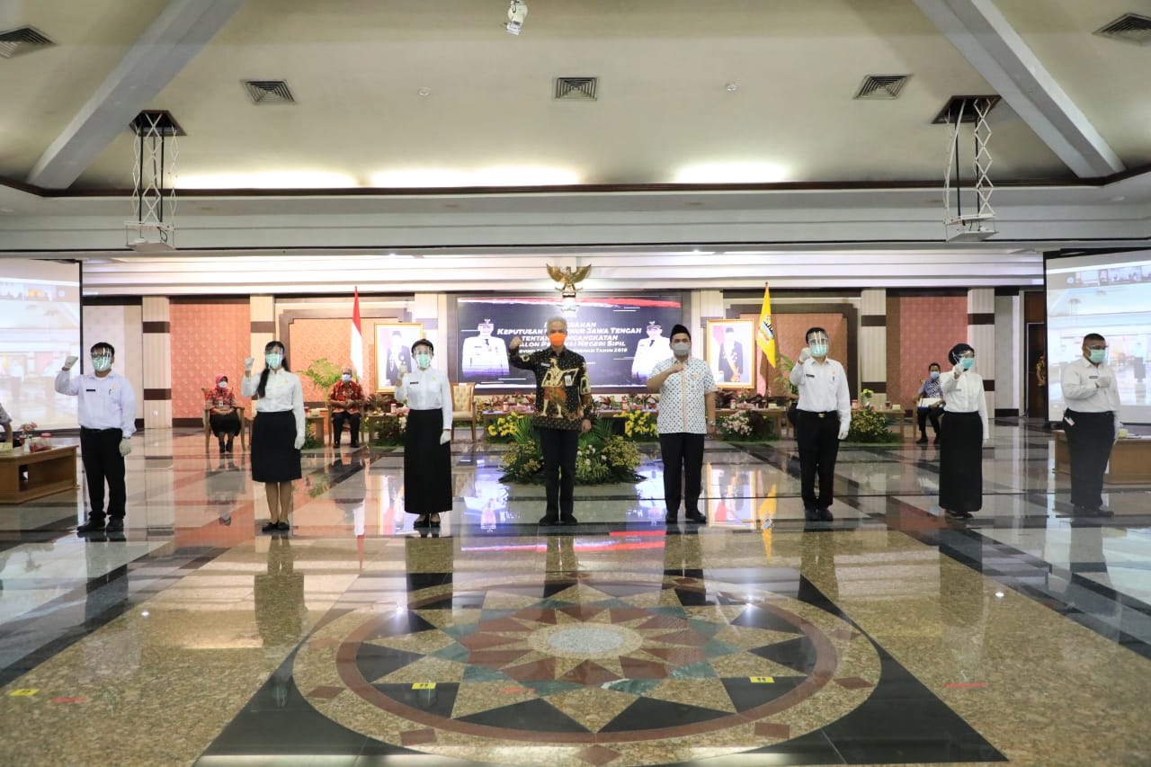 Gubernur Jawa Tengah Ganjar Pranowo menyerahkan Surat Keputusan (SK) Pengangkatan Calon Pegawai Negeri Sipil (CPNS) Pemerintah Provinsi Jawa Tengah (Pemprov Jateng) formasi Tahun 2019, di Gedung Gradhika Bakti Praja, Jumat 15 Januari 2021. (Foto: Dok. Pemprov Jateng)