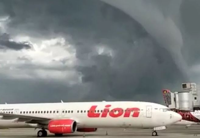 Gumpalan awan tebal atau awan Arcus di langit Bandara Jogja, Jumat 15 Januari 2021. (Foto: Istimewa)