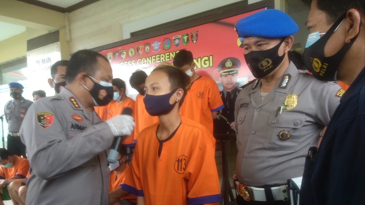 Kapolresta Banyuwangi Kombespol Arman Asmara Syarifuddin menginterogasi tersangka kasus dugaan praktik mucikari (foto:Muh Hujaini/Ngopibareng.id)