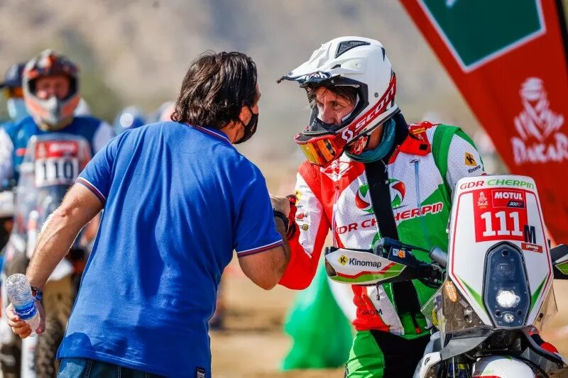 Pebalap sepeda motor amatir asal Prancis, Cherpin Pierre, saat seremoni podium start Reli Dakar di Jeddah, Arab Saudi. (Foto: Reuters)