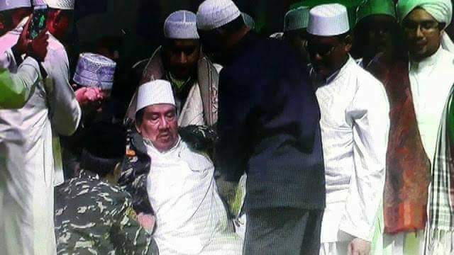 Habib Ali bin Abdurrahman Assegaf di tengah ulama dan kaum santri yang dicintai. (Foto: Istimewa)