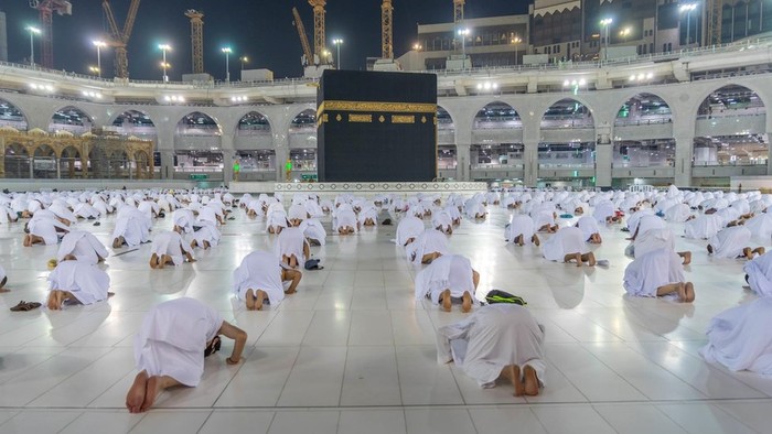 Jamaah umrah di Masjidil Haram diwajibkan melaksanakan Protokol Kesehatan dan divaksin Covid-19. (Foto: Istimewa)