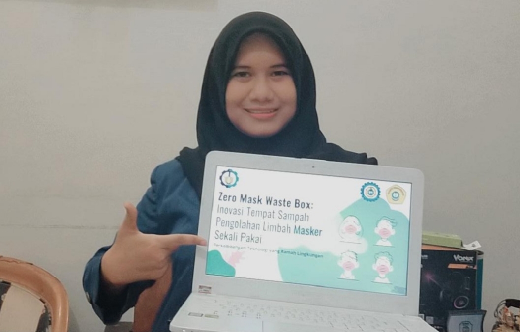 Rosalia, Ketua Tim Inovasi saat menunjukkan gagasannya dalam merancang zero mask waste box. (Foto: Istimewa)