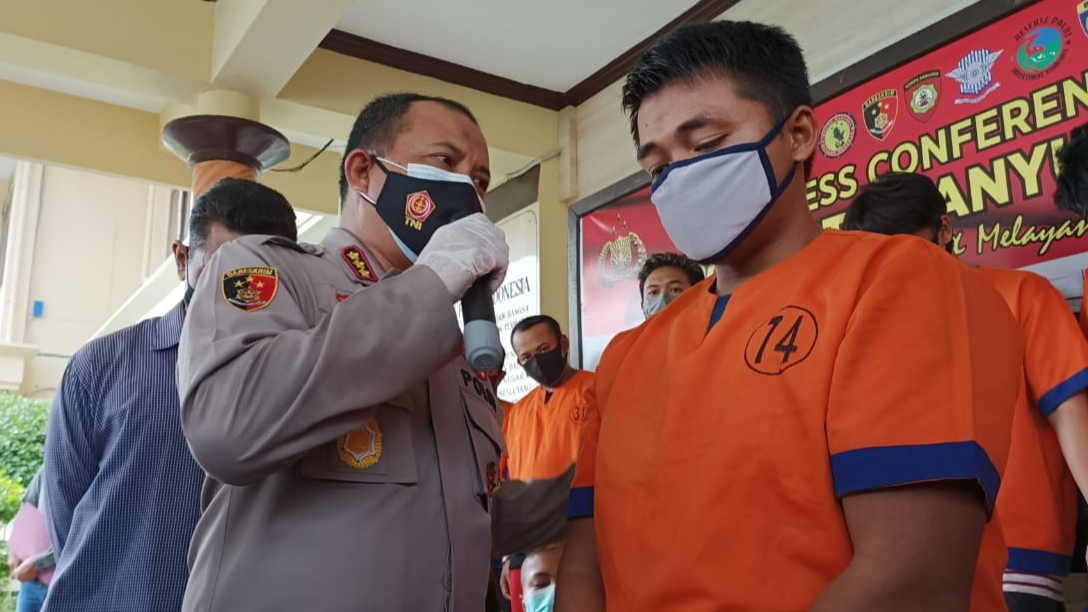 Kapolresta Banyuwangi Kombespol Arman Asmara Syarifuddin menginterogasi DA, pelaku persetubuhan gadis di bawah umur (foto: Muh Hujaini/Ngopibareng.id)