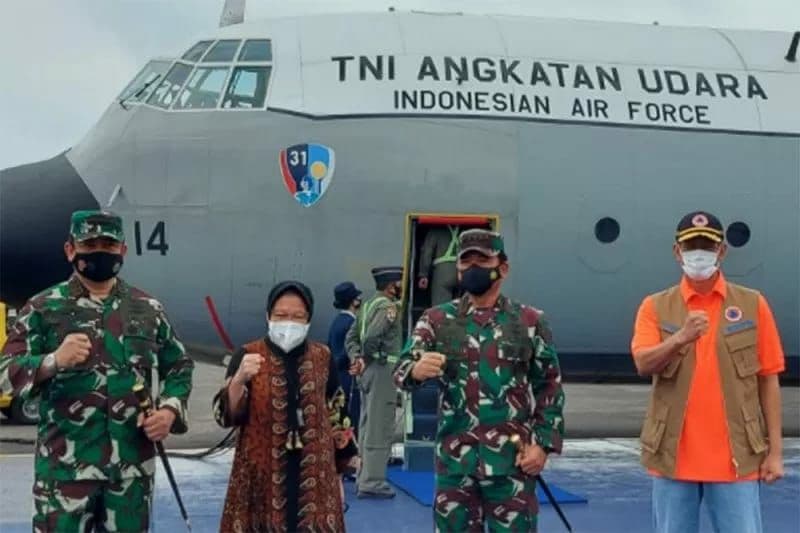 Menteri Sosial Tri Rismahari bersama Kepala Badan Nasional Penanggulangan Bencana ( BNPB) Doni Monardo tiba di Mamuju membawa bantuan untuk korban gempa di Sulawasi Barat. ( Foto: Istimewa)