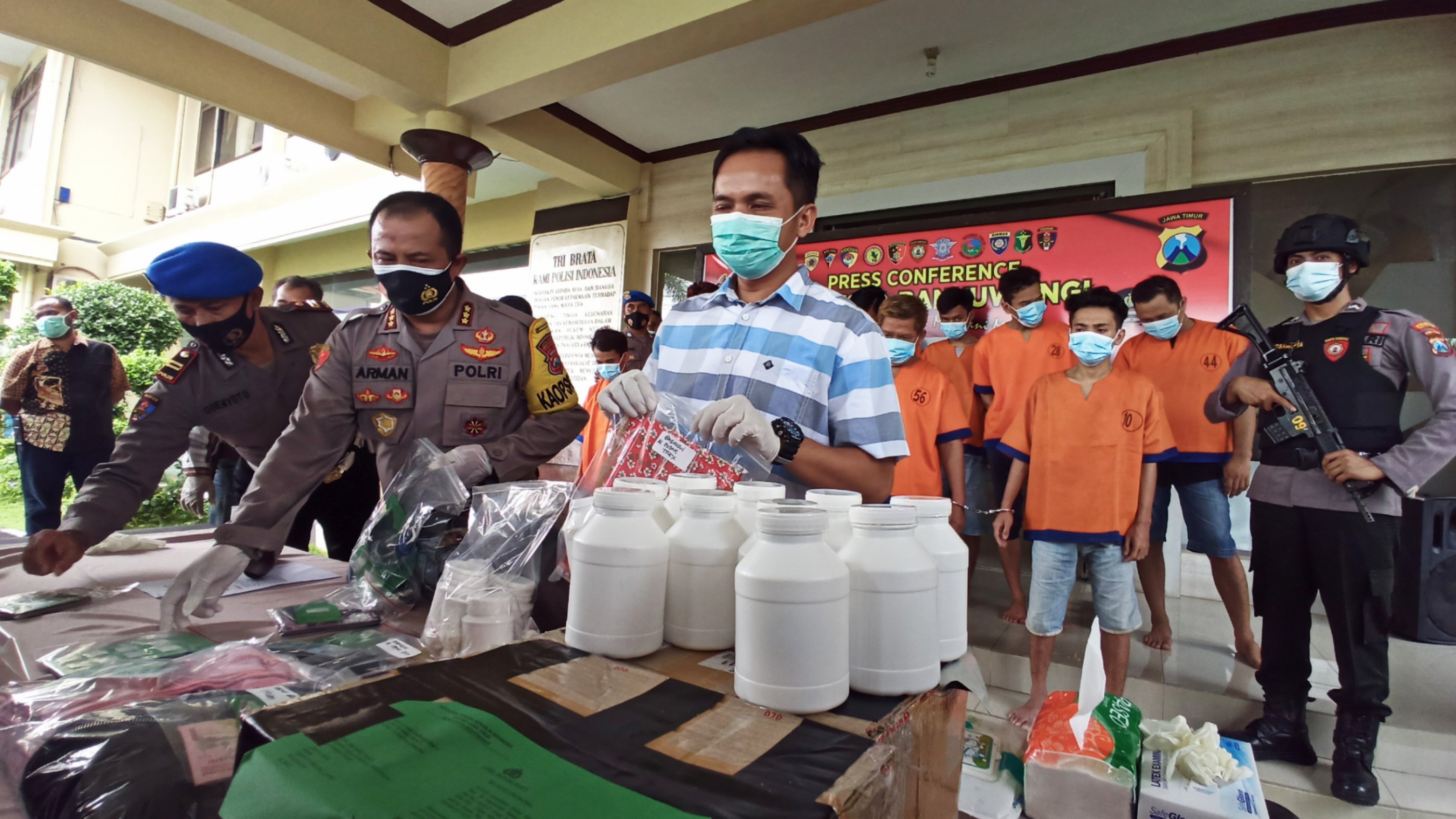 Barang bukti pil trihexyphenidhyl dan sabu yang diamankan satuan Narkoba Polresta Banyuwangi. (Foto: Muh. Hujaini/Ngopibareng.id)