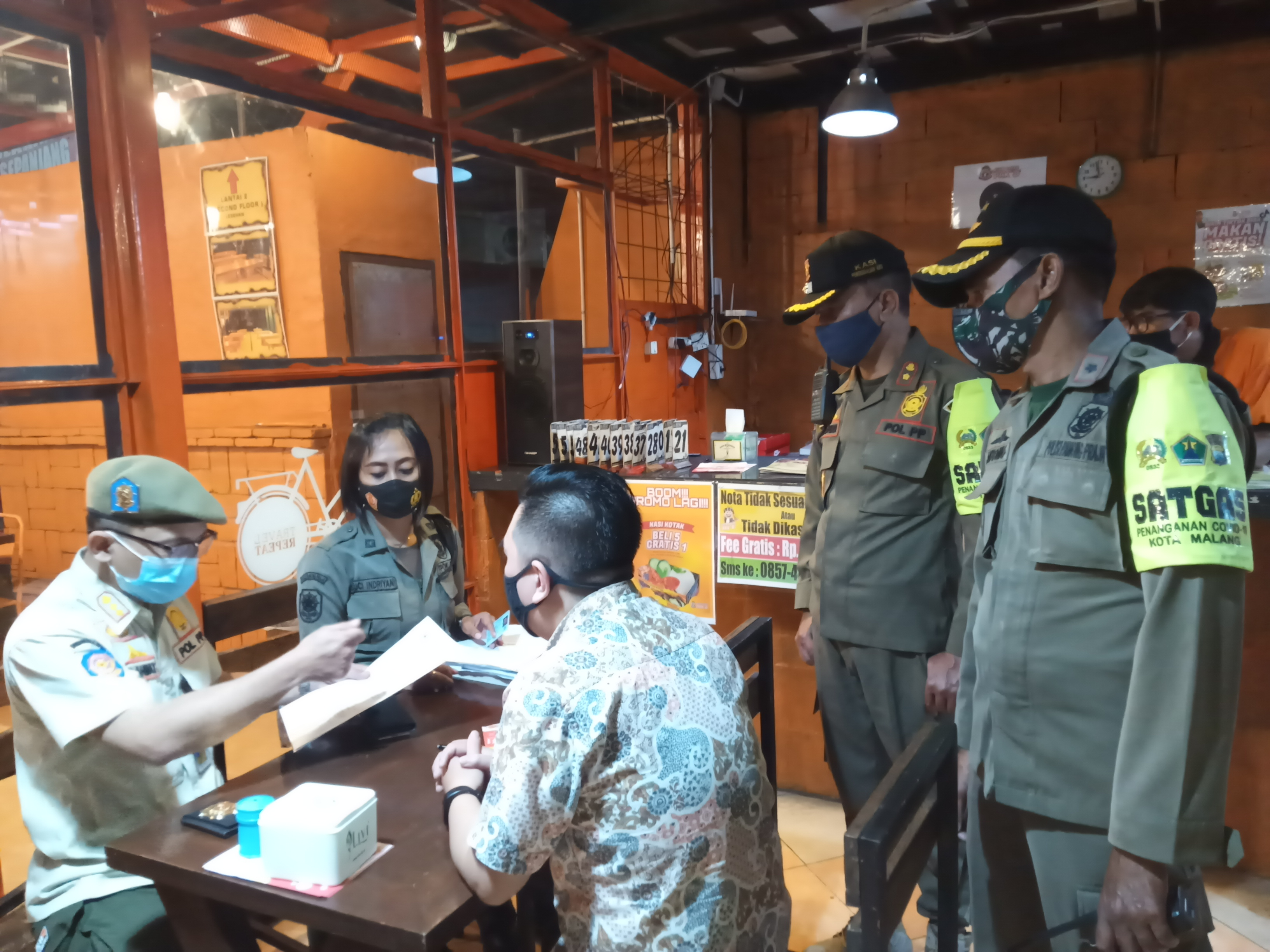 Satpol-PP Kota Malang saat melakukan penindakan terhadap usaha warung makan di Kota Malang karena melanggar aturan PPKM (Foto: Lalu Theo/Ngopibareng.id)