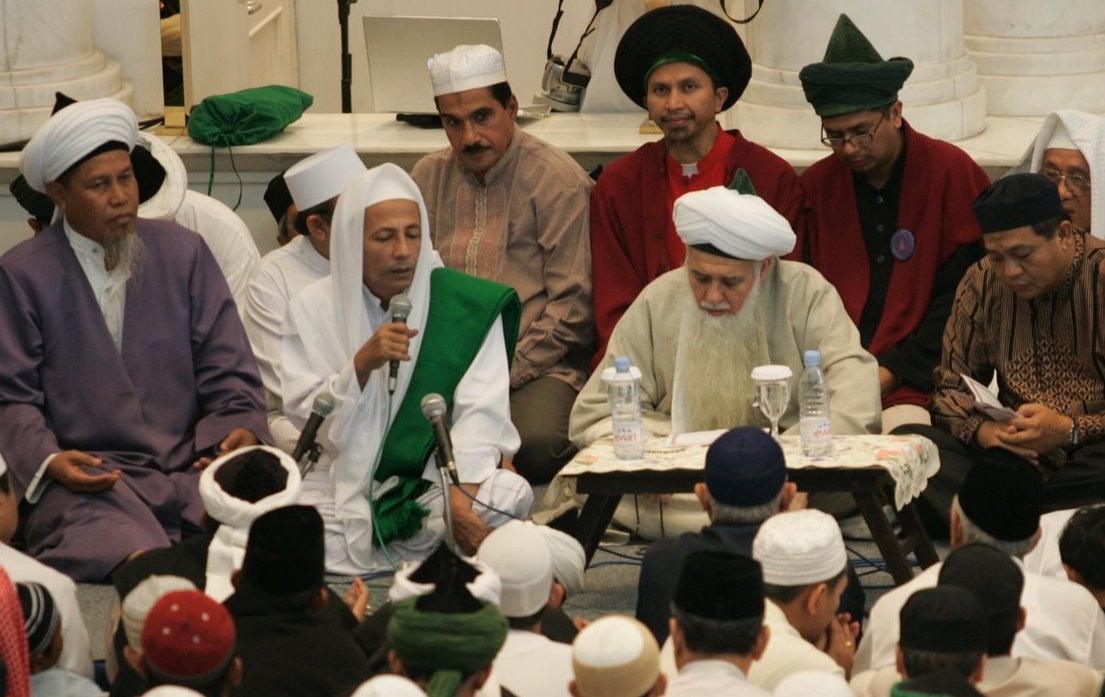 Rais Aam Jam'iyah Ahlith Thariqah al-Mu'tabarah an-Nahdliyah (JATMAN) Habib Muhammad Luthfi bin Yahya bersmaa tokoh tarekat dunia, Syaikh Hisyam Qabbani. (Foto: jatman) 