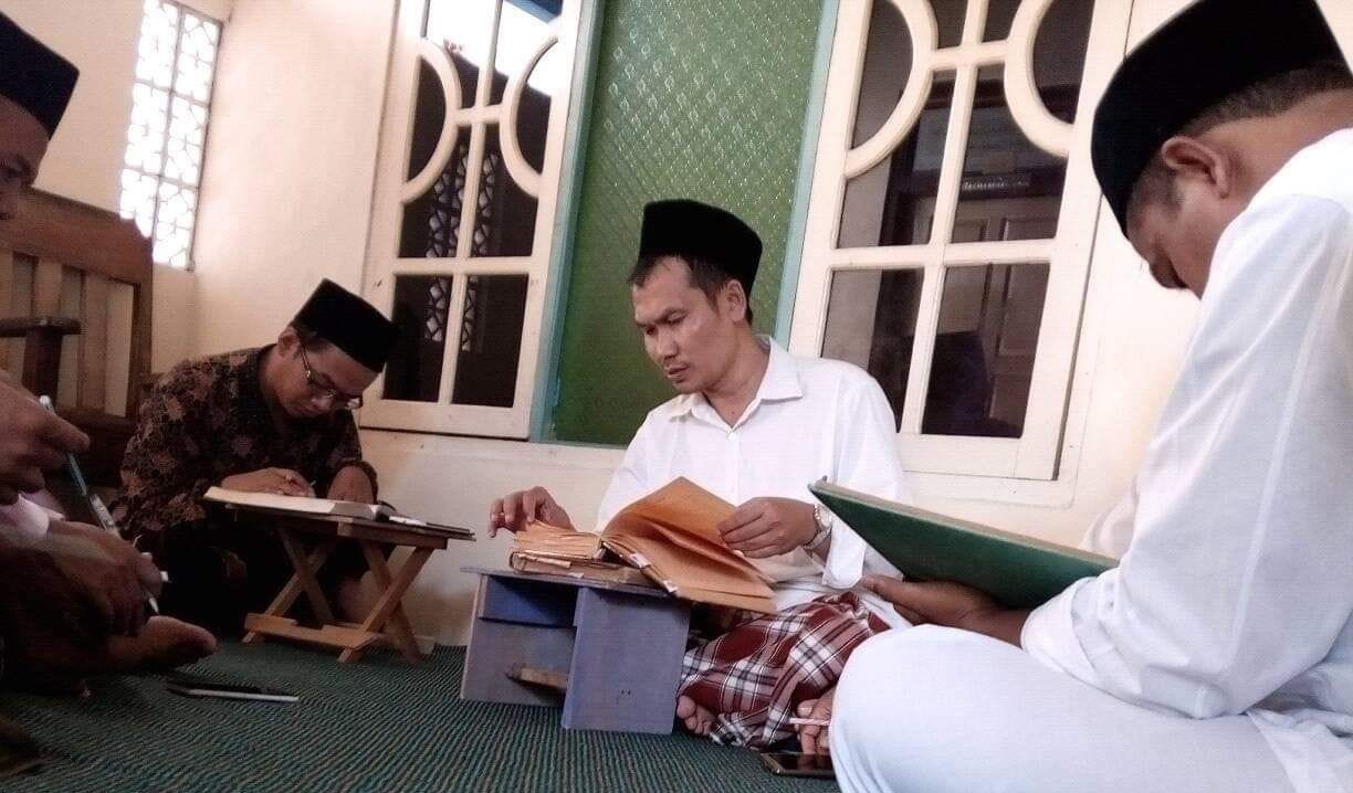 Gus Baha ketika bersama para santri sedang mengaji. (Foto: Istimewa)