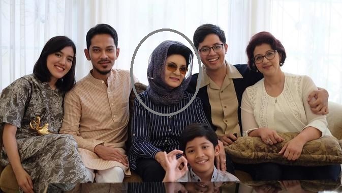 Artis senior Farida Pasha (tengah), pemeran Mak Lampir di sinetron Misteri Gunung Berapi, meninggal dunia, Sabtu 16 Januari 2021. Kabar duka ini disampaikan oleh cucunya, penyanyi sekaligus artis Ify Alyssa (kiri). (Foto: Instagram)