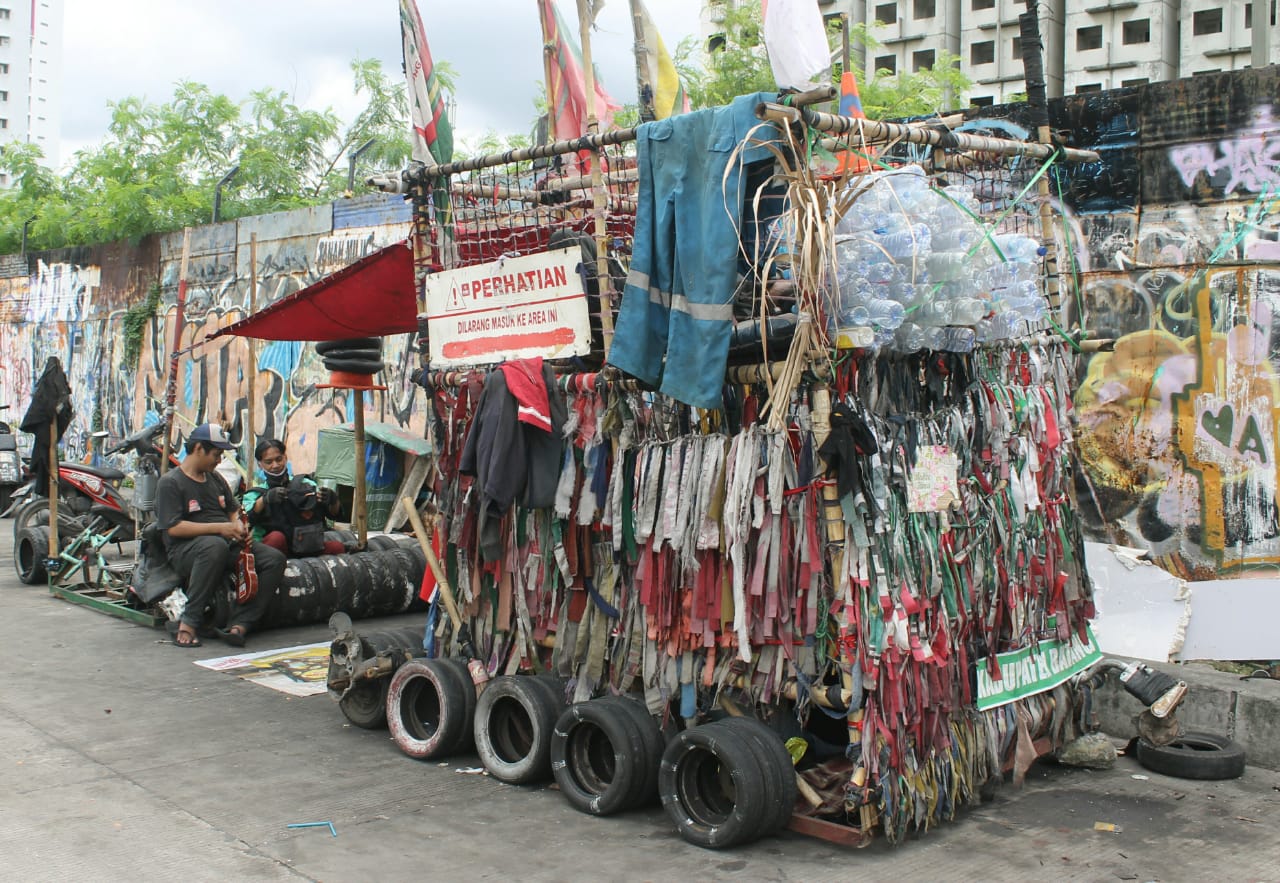 Kreasi komunitas Vespa yang dijuluki gerobak sampah. (Foto: Asmanu Sudharso/Ngopibareng.id)