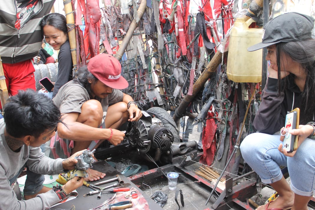 Kreasi komunitas Vespa berkumpul memperbaiki mesin gerobak sampah. (Foto: Asmanu Sudharso/Ngopibareng.id)