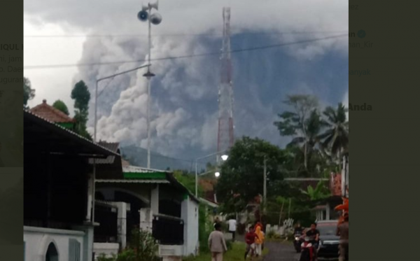 Erupsi Gunung Semeru, pada Sabtu 16 Januari 2021. (Foto: Istimewa)