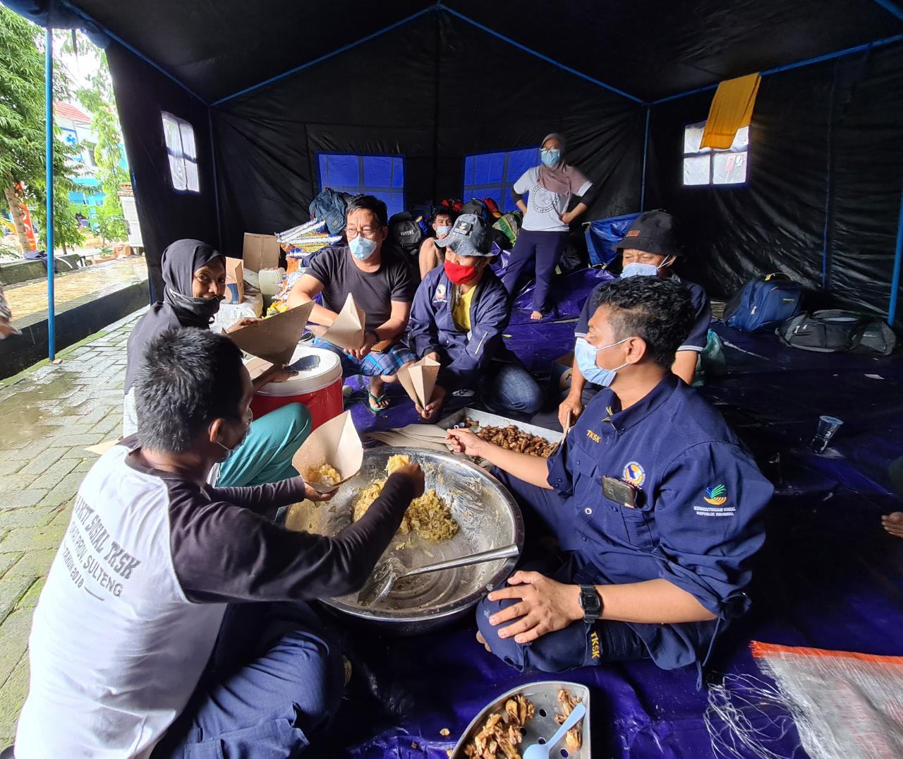 Kesibukan di dapur umum Kemensos di lokasi gempa Sulbar.( Foto: Dokumentasi Kemensos)