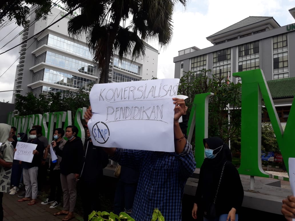 Puluhan massa aksi yang tergabung dalam aliansi Gerakan Aksi Menuntut (Geram) Unisma saat berdemonstrasi di depan Gedung Unisma (Foto: Lalu Theo/ngopibareng.id)