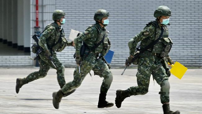 Para tentara berrambut cepak sedang bertugas. (Foto: Istimewa)