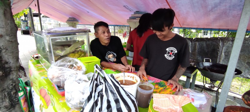 Arofik, pemilik warung makan penyetan 99 bersama pekerjanya yang merupakan mantan anak punk. (Foto: Fendhy Plesmana/Ngopibareng.id)