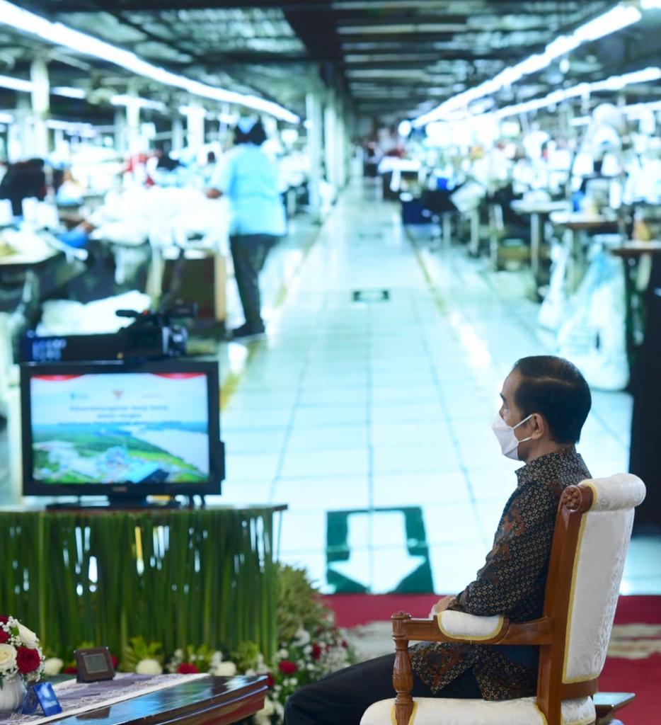 Presiden Jokowi menyaksikan penandatanganan kemintraan perusahaan besar dengan UMKM (foto: Setpres)