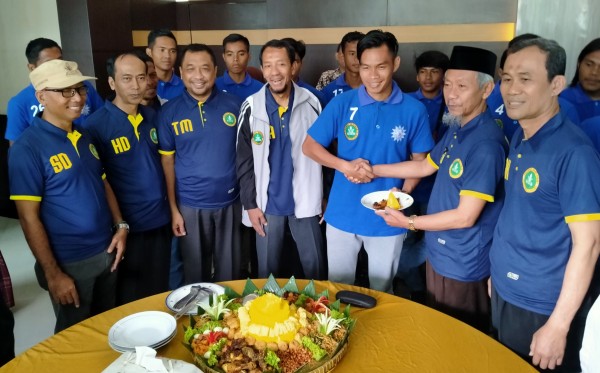 Presiden Klub PS Hizbul Wathan, Dhimam Abror Djuraid (tengah) saat launching tim di PW Muhammadiyah Jatim, Surabaya. (Foto: Fariz Yarbo/Ngopibareng.id)