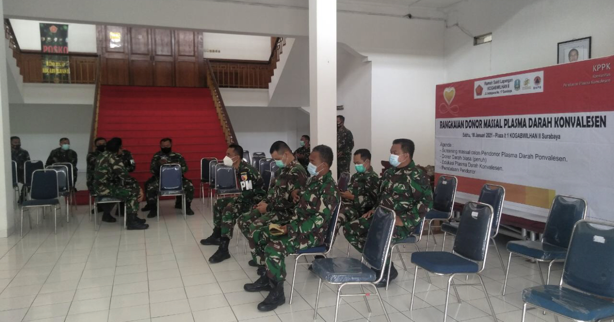 Anggota TNI AD ketika mengikuti donor plasma darah konvalesen di RS Lapangan, Indrapura, Surabaya, Senin 18 Januari 2021. (Foto: Istimewa)