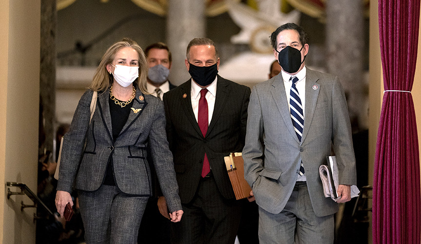 PENGGAGAS pemakzulan terhadap Trump, (dari kiri) Madeleine Dean, Eric Swalwell, David Cicilline, dan Jamie Raskin di Gedung Capitol, Washington DC (13/1).