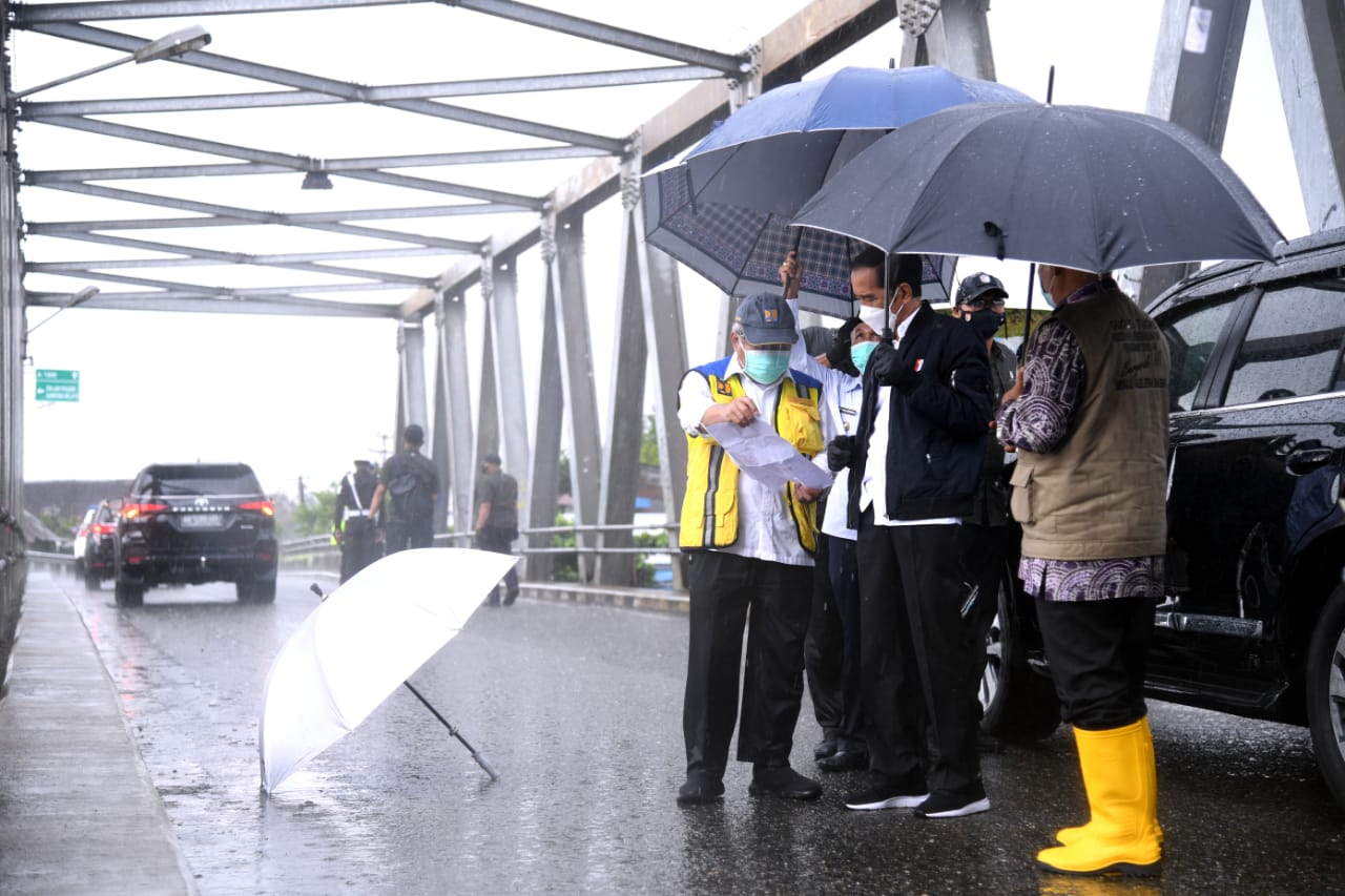 Presiden Jokowi meninjau bencana banjir di Martapura, Kalimantan Selatan, Senin, 18 Januari 2021. (Foto: Setpres)