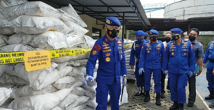 Ditpolair Polda Jatim dan Baharkam grebek gudang penyimpanan pottasium. ( Foto: Dok Humas Polda Jatim)